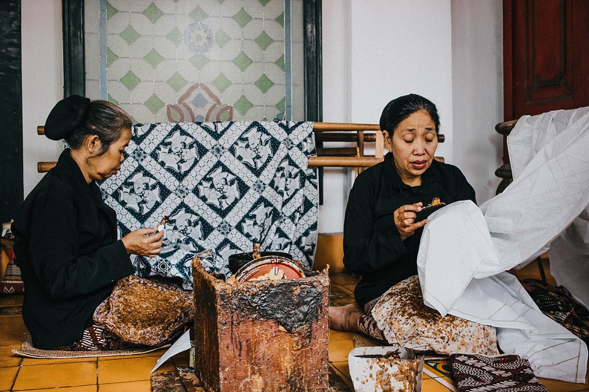 Réalisation d'un Batik à Yogyakarta, Indonésie