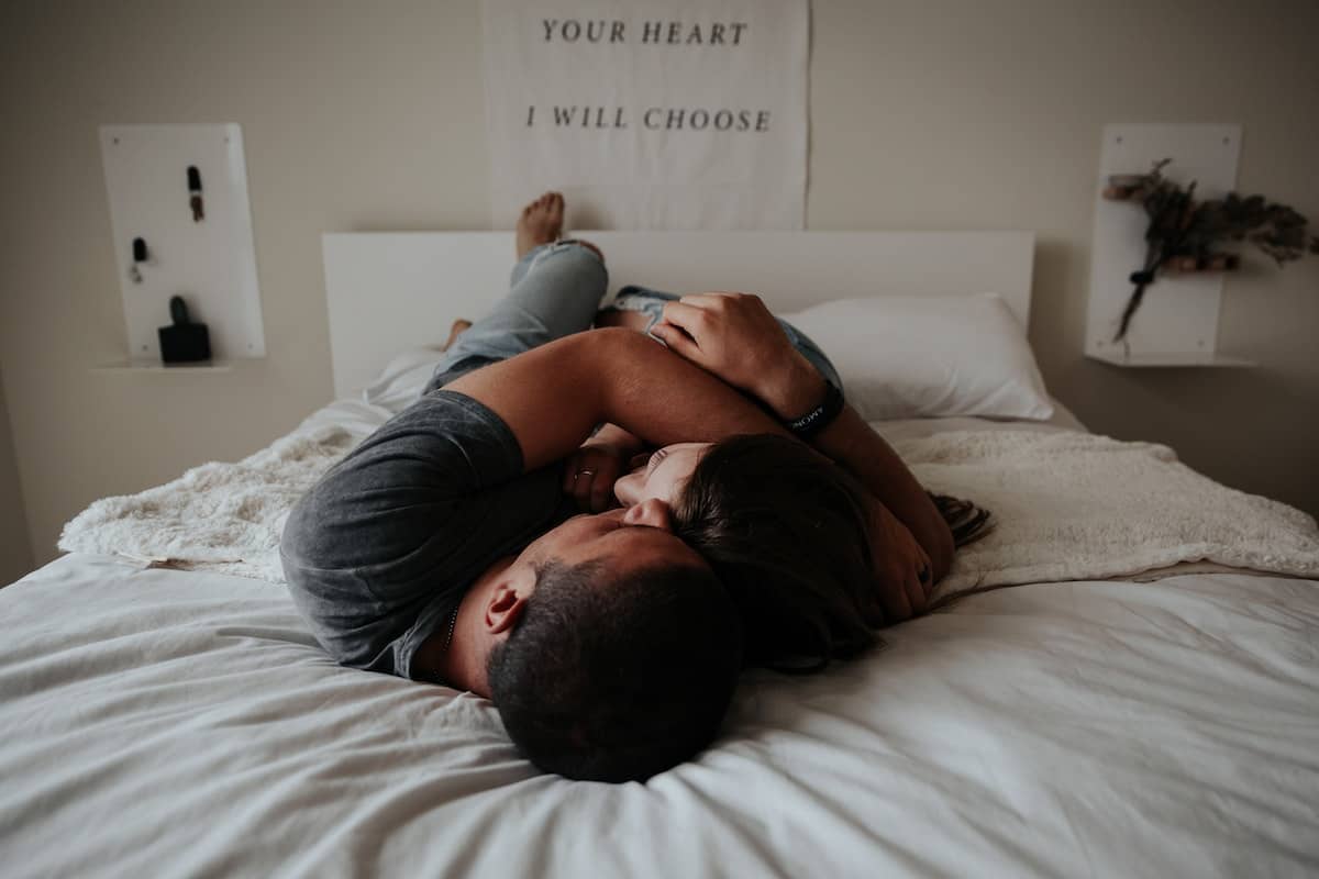 couple s'enlaçant